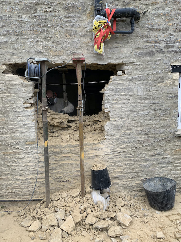 builders-in-witney-oak-lintel-1800s-cottage-in-clanfield-01